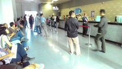 Jual Dolar AS untuk Liburan, Pengunjung Money Changer Rela Antre Berjam-jam