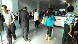 Antrean Membludak, Pengunjung Money Changer Sampai Duduk di Lantai