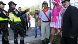 Gaya Lucu Polisi Ekuador Saat Rayakan Natal