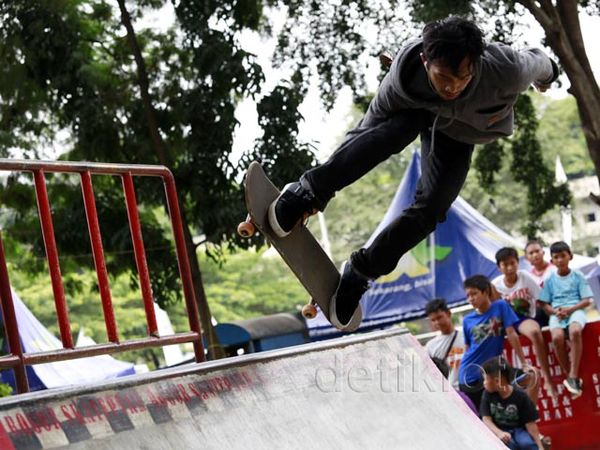 Aksi Skateboarder di Lapangan Sempur Bogor