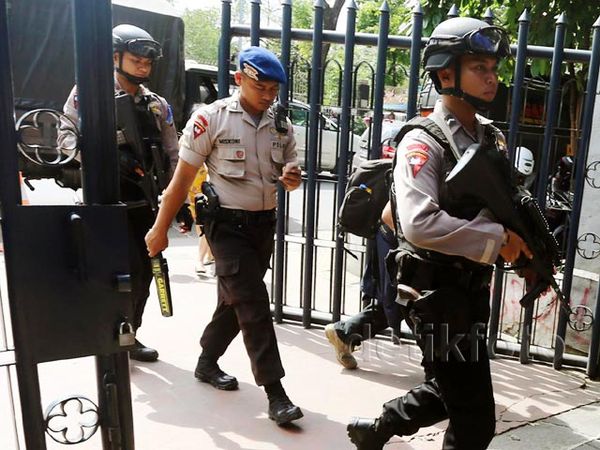 Pengamanan Katedral Jelang Misa Malam Natal