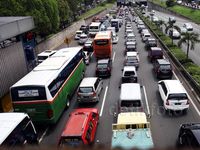 Tol JORR Arah Cikampek Macet Parah
