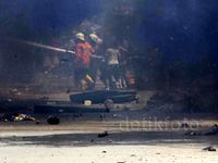 Petugas Berjuang Padamkan Api di Manggarai