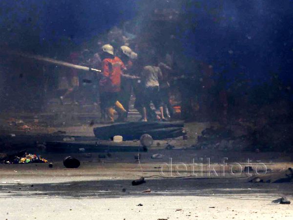 Petugas Berjuang Padamkan Api di Manggarai