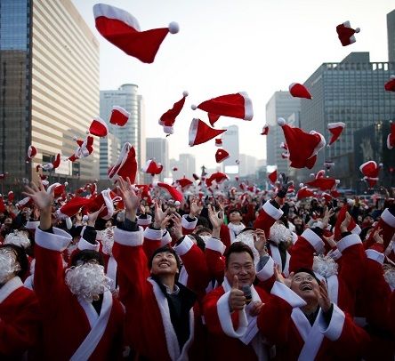 Aksi Unik Santa di Seluruh Dunia