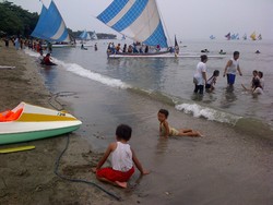 Wisatawan Padati Pantai Pasir Putih Situbondo