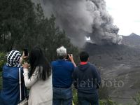Bromo Ramai Wisatawan Meski Masih 'Batuk'