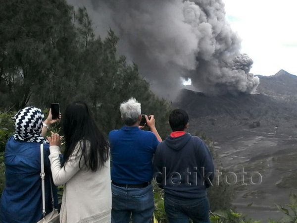 Bromo Ramai Wisatawan Meski Masih 'Batuk'