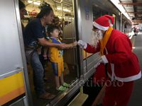 Sinterklas Hibur Penumpang KRL