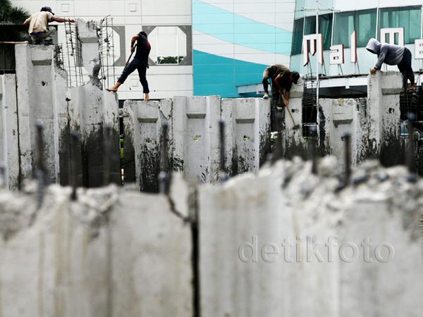 Kalimalang Dipasangi Turap