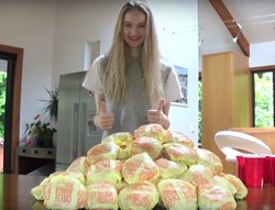 Wah, Model Ramping Ini Berani Makan 100 Cheeseburgers!