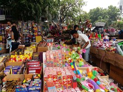 Jelang Tahun Baru, Penjual Terompet dan Mercon Menjamur di Asemka