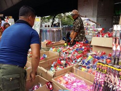 Jualan Terompet dan Mercon, Pedagang Asemka Raup Rp 2 Juta/Hari