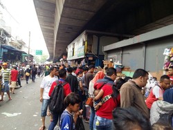 Pedagang Mainan dan Tukang Parkir Banting Setir Jualan Terompet dan Mercon