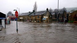 Ribuan Orang di Inggris Terpaksa Mengungsi akibat Banjir