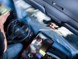 Peretas Amerika Serikat Ini Bikin Mobil Otonom Sendiri