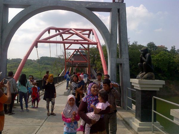 Main Bareng Kera di Waduk Jatibarang, Semarang