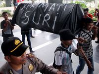 Massa Bawa Keranda Mayat ke Gedung KPK