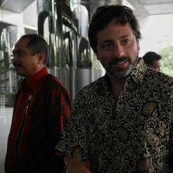Berbatik, Pendiri Google: Halo Apa Kabar?