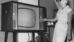 Di Era Digital, Ratusan Orang Skotlandia Masih Menonton TV Hitam Putih