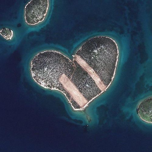 Wajah Bumi dari Langit: Lukisan Raksasa Hingga Pulau Hati Wajah Bumi dari Langit: Lukisan Raksasa Hingga Pulau Hati