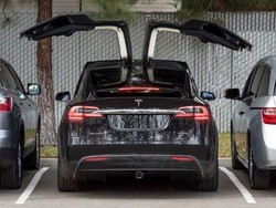 Tesla Kirim Model X Signature Series ke Pemesan