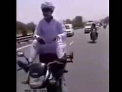 Jangan Ditiru! Pria Ini Kemudikan Motor Pakai Kaki