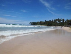 Libur Akhir Tahun di Banten, Mampir ke Pantai Legon Pari