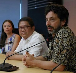 Pendiri Google Datang, Balon Internet Siap Terbang