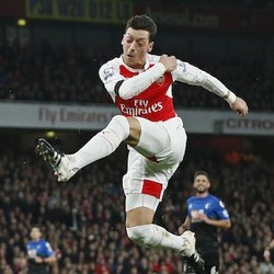 Oezil, Sang Konduktor Meriam London