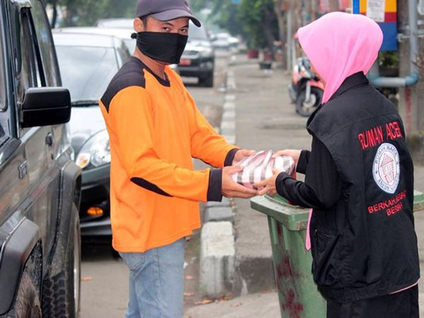 Tebar Sarapan untuk Penyapu Jalan