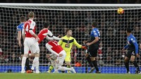 Pada laga yang dihelat di Emirates Stadium, Selasa (29/12/2015) dinihari WIB, Arsenal mampu mencuri keunggulan lewat skema sepak pojok pada menit ke-27. Umpan lambung Mesut Oezil ditanduk Gabriel Paulista yang terlepas dari penjagaan. Reuters/Stefan Wermuth.