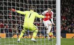 Ozil Antar Arsenal ke Puncak Klasemen