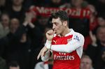 Ozil Antar Arsenal ke Puncak Klasemen