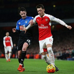 Oezil, Sang Konduktor Meriam London