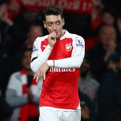 Oezil Bikin Wenger Teringat Bergkamp