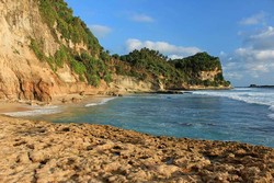Tahun Baru ke Pacitan, Ayo Lihat Sisi Lain Pantai Banyu Tibo