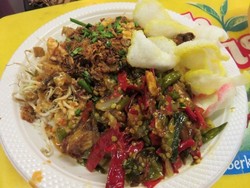 Makan Siang Mengenyangkan dengan Nasi Lengko Khas Cirebon