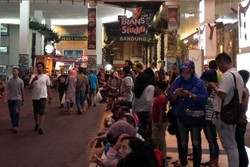 Sambut Tahun Baru, Seribuan Orang Penuhi Kawasan Trans Studio Bandung
