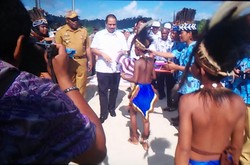 Siap Tahun Baruan Bareng Jokowi di Raja Ampat, Menpar Disambut Tari Adat