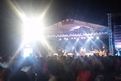 2 Jam Lagi Tahun Baru di Raja Ampat, Pantai WTC Penuh