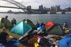 Demi Tonton Pesta Kembang Api, Warga Sydney Rela Bermalam di Tenda