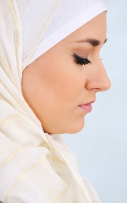 Lagi-lagi Terjadi, Mahasiswi London Di-bully karena Berhijab Saat Naik Bus