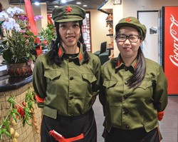 Pernak-pernik Serba Komunis Jadi Ciri Khas Restoran Hot Pot Ini