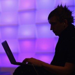 Server Steam Babak Belur Diserang Hacker