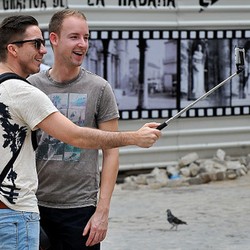 Dua Remaja Tewas Tersambar Truk Saat Selfie