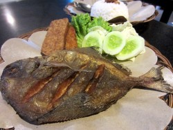 Waroengkoe: Makan Siang Lahap dengan Ikan Bawal Goreng dan Sambal Tomat