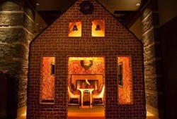 Di Dalam Gingerbread House Ini Tamu Bisa Nikmati Jamuan Makan