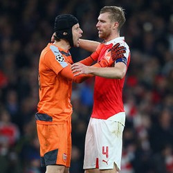 Cech Beri Instruksi ke Bek-bek Arsenal dalam Tiga Bahasa