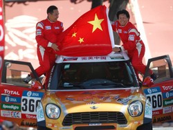 Mobil Melenceng, Pereli Wanita China Seruduk Penonton Reli Dakar